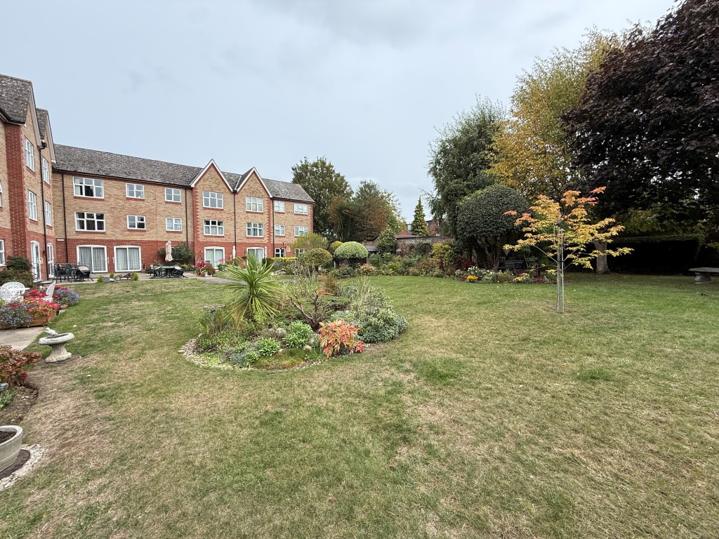 Lot: 73 - ONE-BEDROOM RETIREMENT FLAT - Shot showing communal gardens
